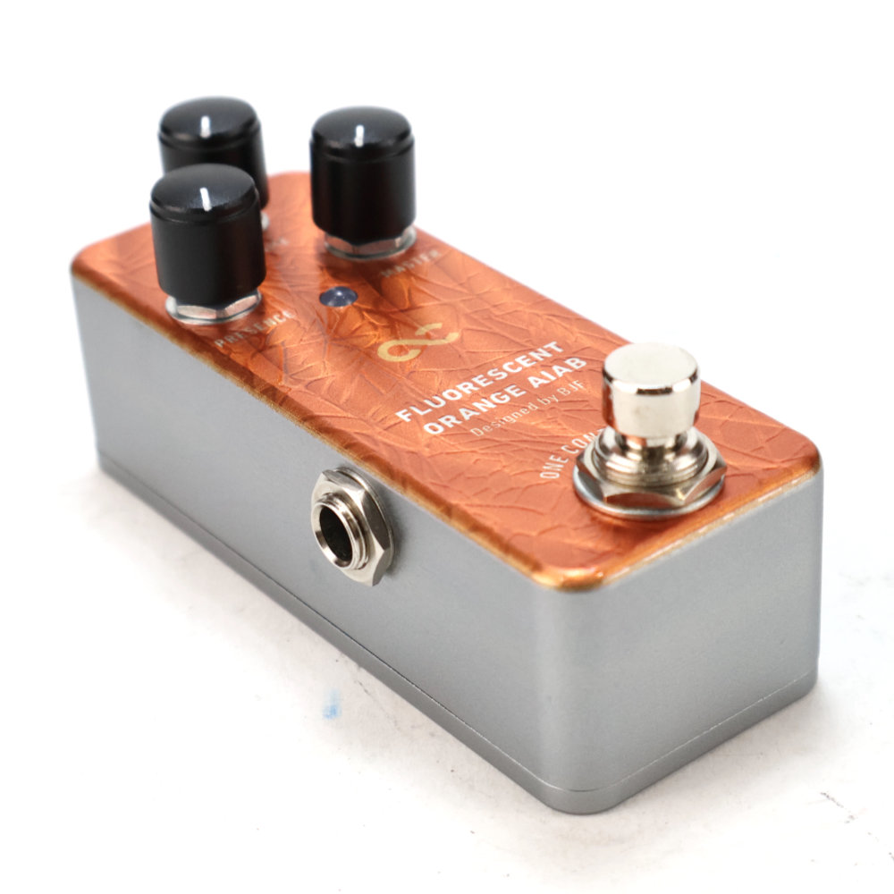 【中古】 One Control FLUORESCENT ORANGE AIAB オーバードライブ ギターエフェクター 斜めアングル画像