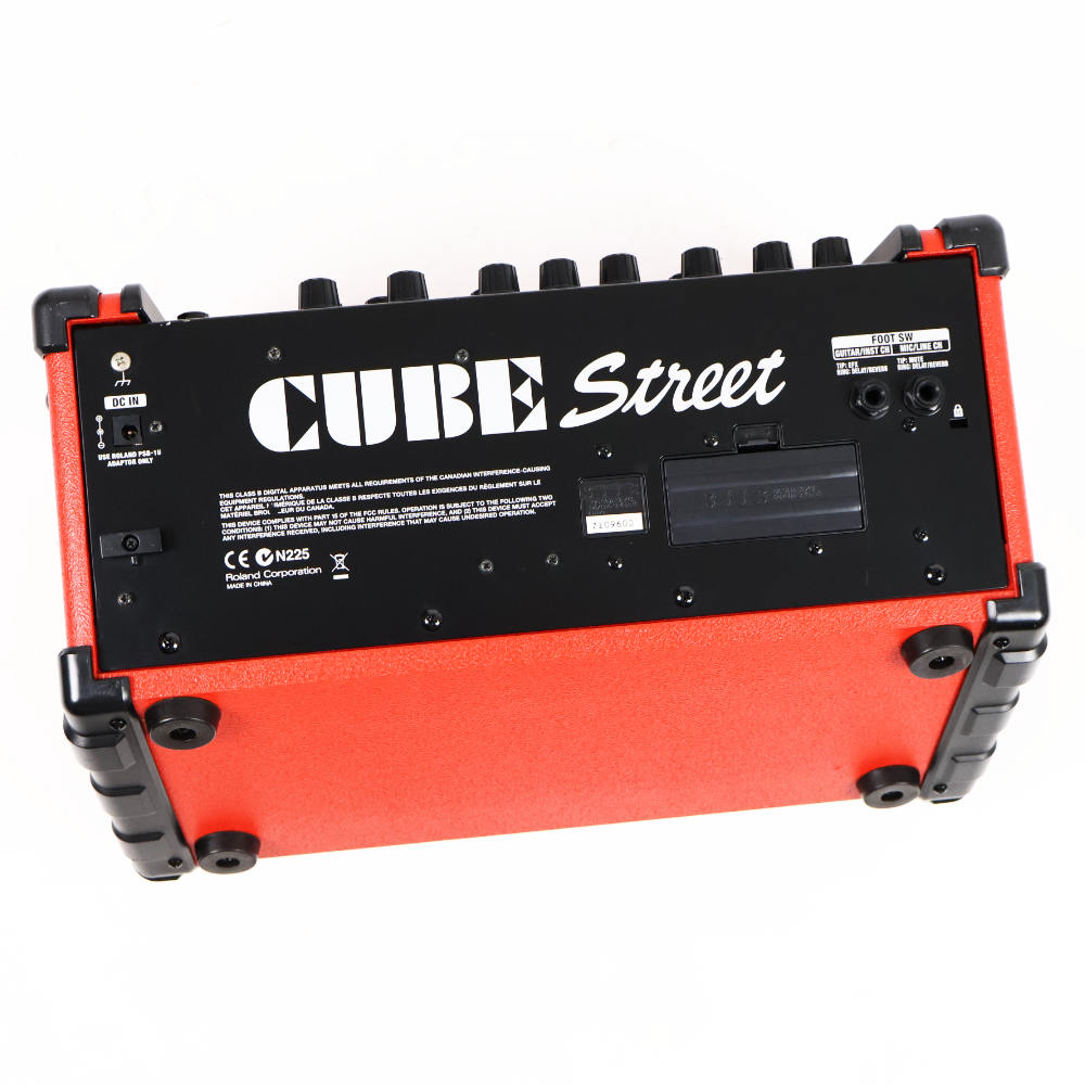 【中古】 ギターアンプ ローランド ROLAND CUBE Street RED 乾電池駆動パフォーマンス用ステレオアンプ ギターアンプ 本体画像 裏