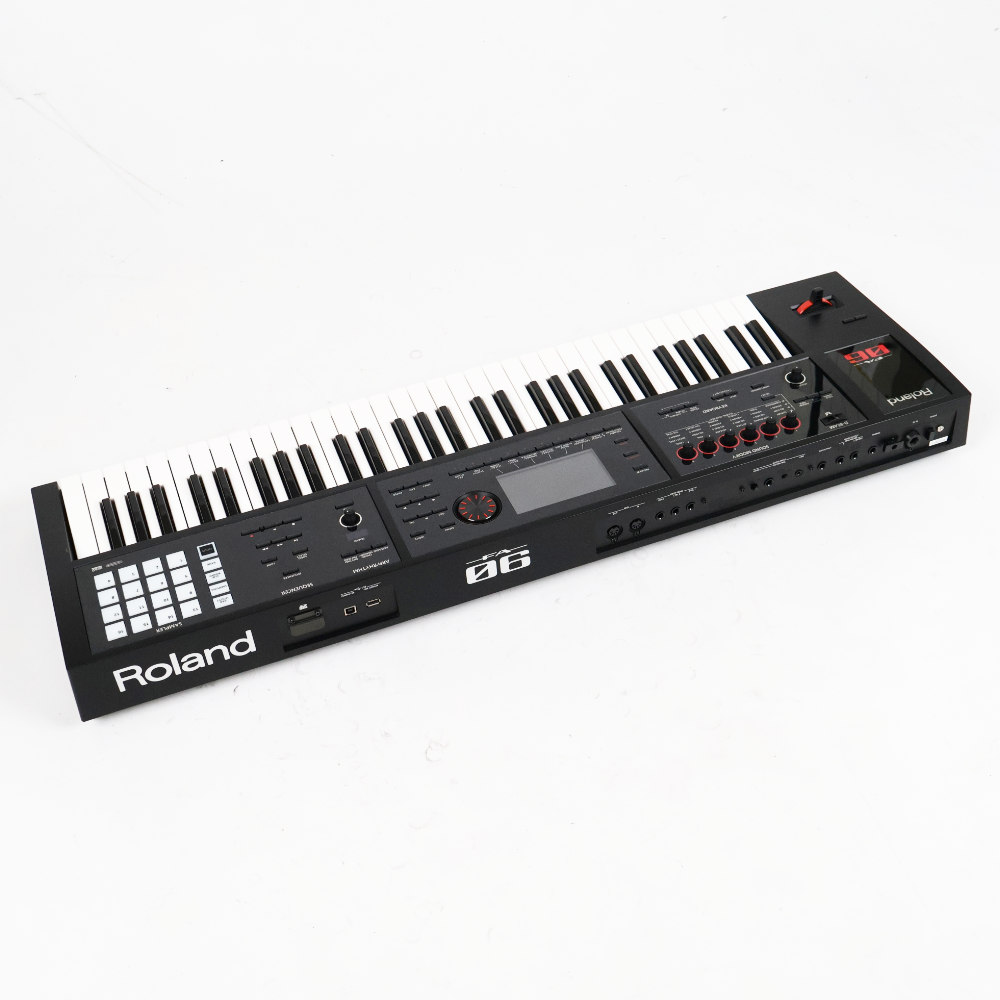【中古】 ROLAND FA-06 Music Workstation シンセサイザー 本体画像 斜め