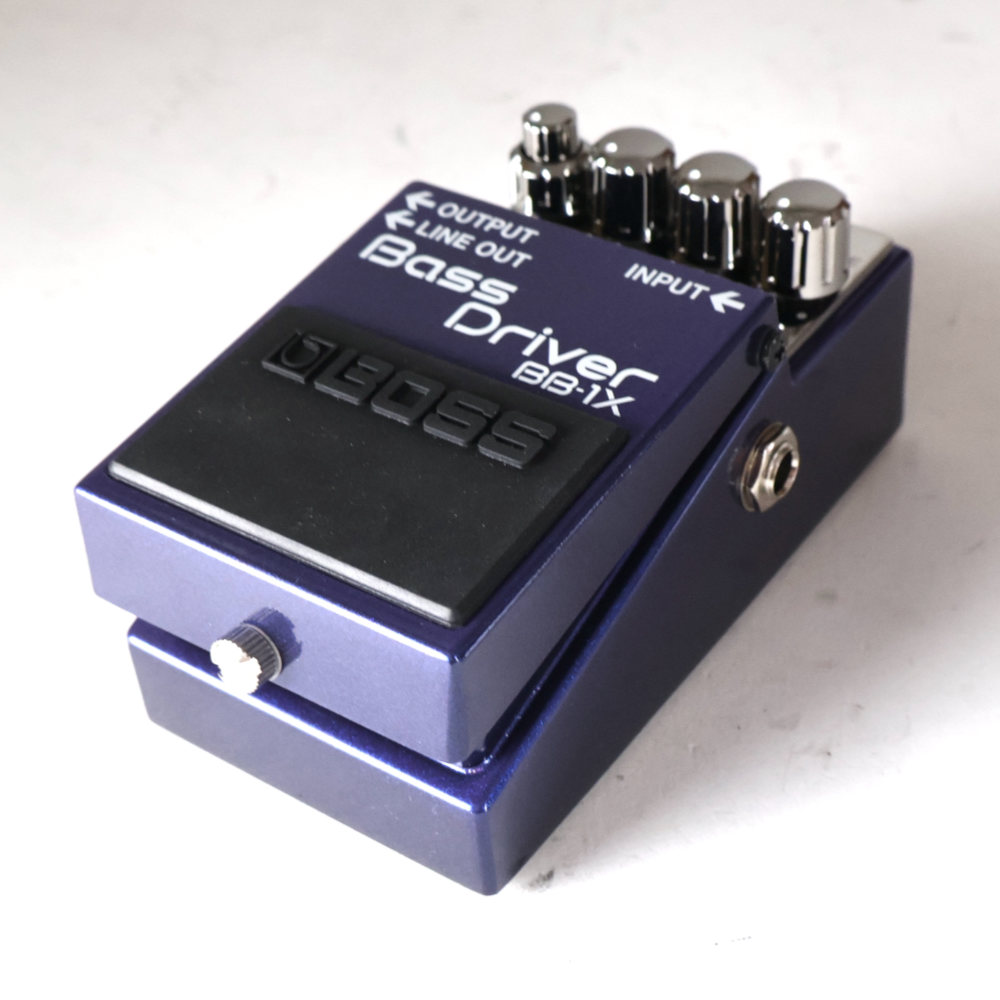 【中古】 ベースオーバードライブ エフェクター BOSS BB-1X Bass Driver ベースドライバー ベースエフェクター 斜めアングル画像