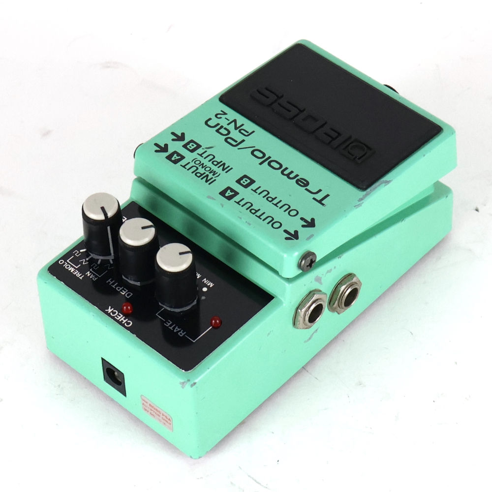 【中古】 トレモロパン  エフェクター BOSS PN-2 ギターエフェクター Tremolo / Pan トレモロ パンニング リア斜めアングル画像