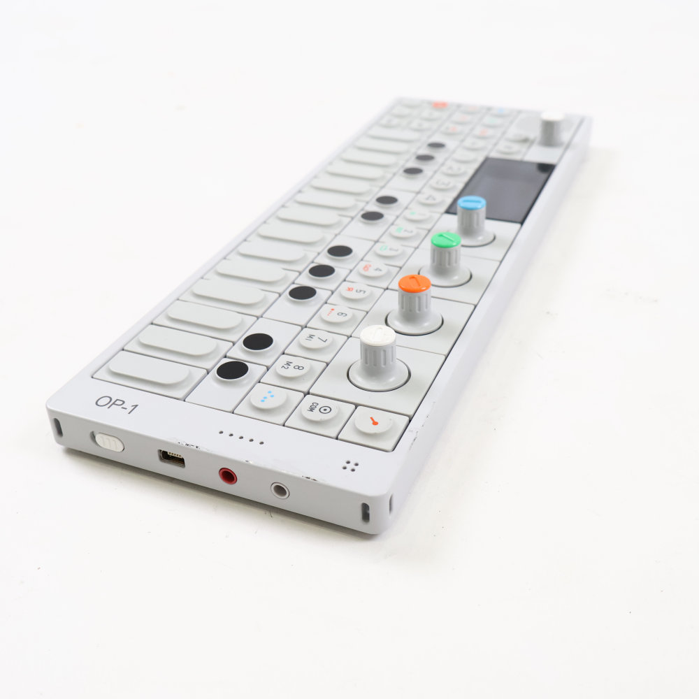 【中古】 ポータブルシンセサイザー ティーンネイジエンジニアリング TEENAGE ENGINEERING OP-1 全体