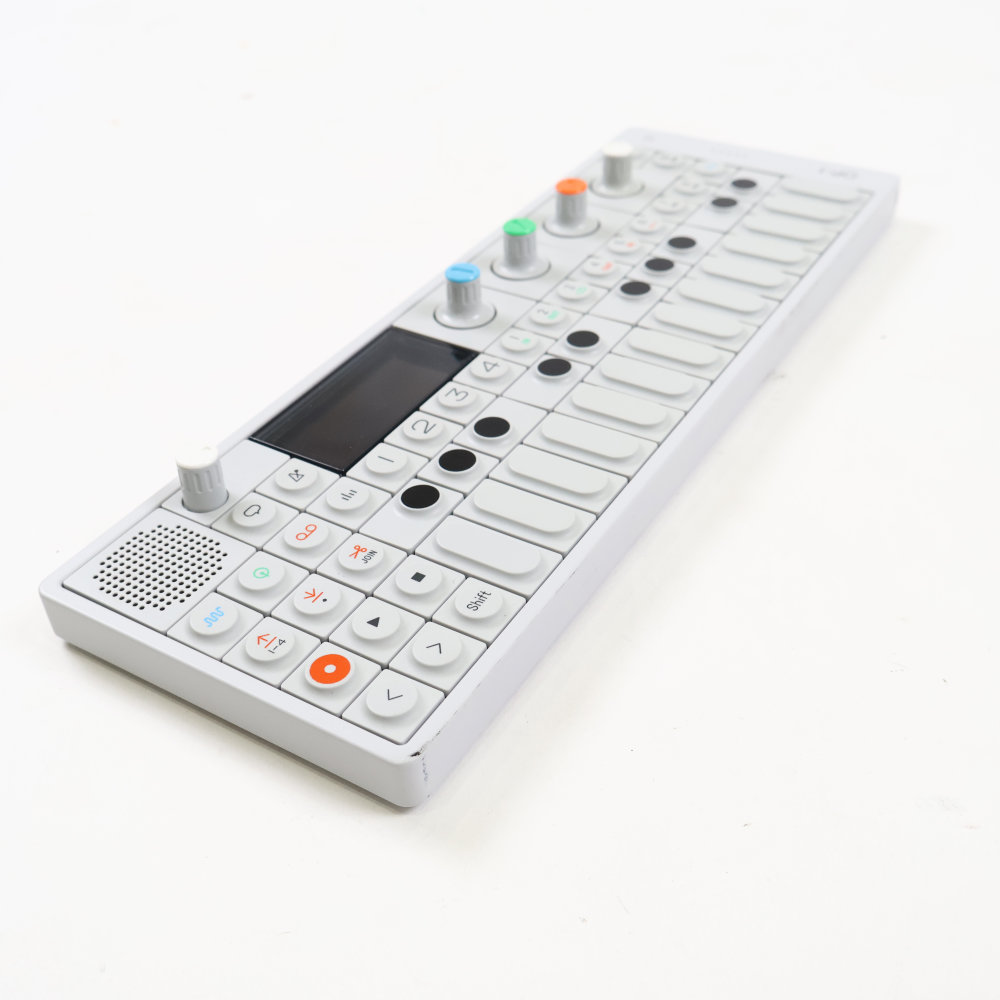 【中古】 ポータブルシンセサイザー ティーンネイジエンジニアリング TEENAGE ENGINEERING OP-1 全体