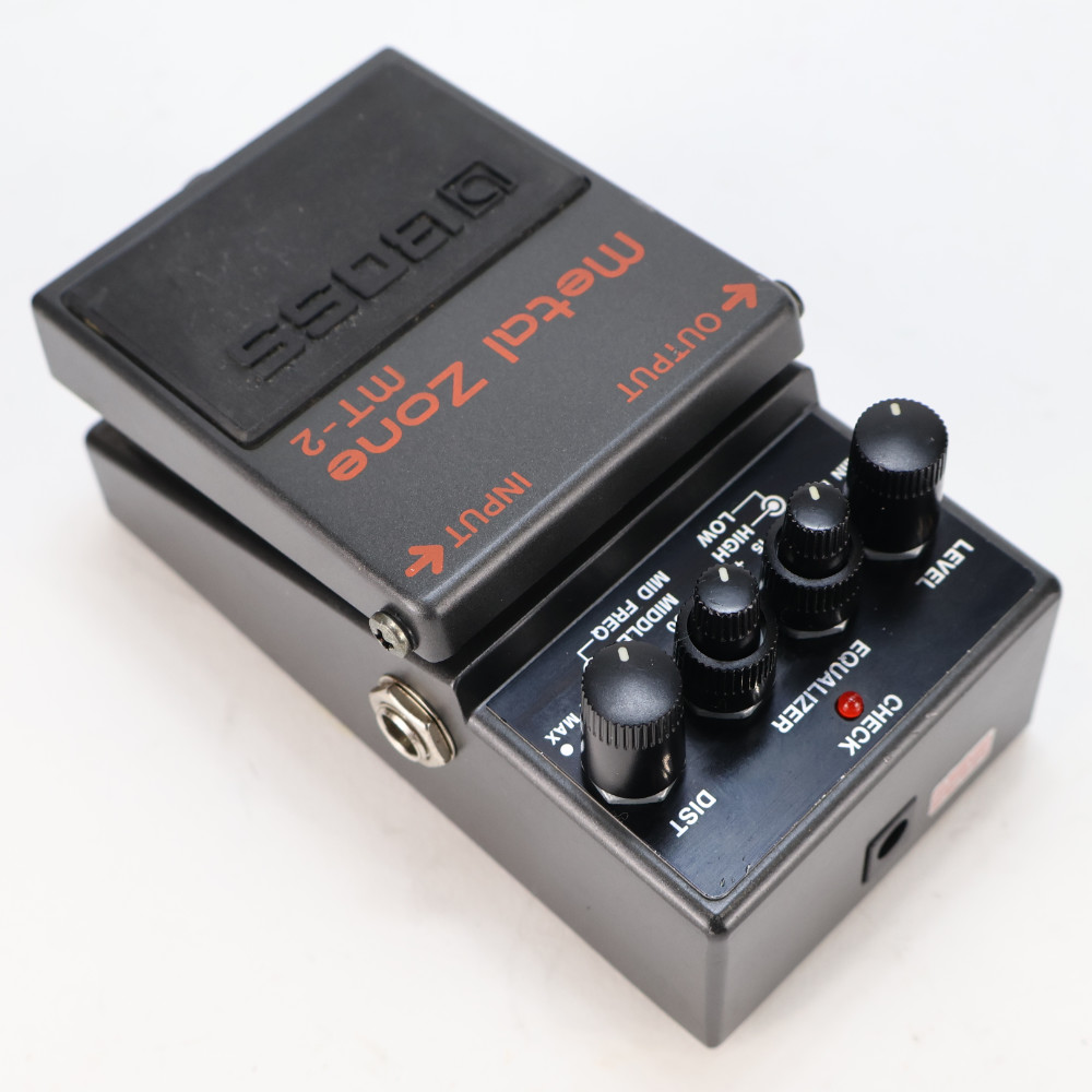 【中古】メタルゾーン エフェクター BOSS MT-2 Metal Zone ボス ギターエフェクター 本体画像 斜め 