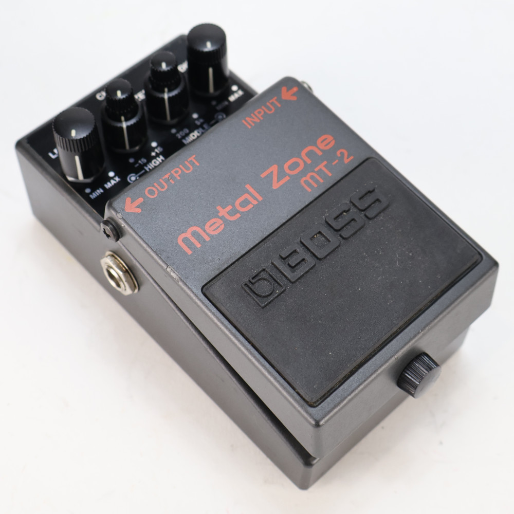 【中古】メタルゾーン エフェクター BOSS MT-2 Metal Zone ボス ギターエフェクター 本体画像 斜め 2
