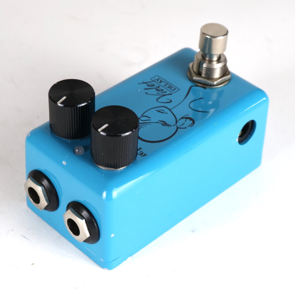 【中古】 ディレイ RED WITCH SEVEN SISTERS Violet Delay レッドウィッチ ギターエフェクター リア斜めアングル画像