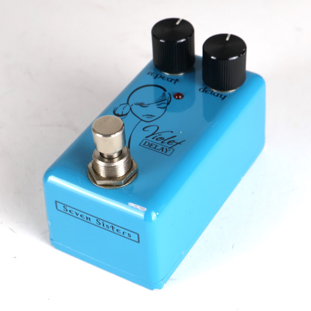 【中古】 ディレイ RED WITCH SEVEN SISTERS Violet Delay レッドウィッチ ギターエフェクター 斜めアングル画像