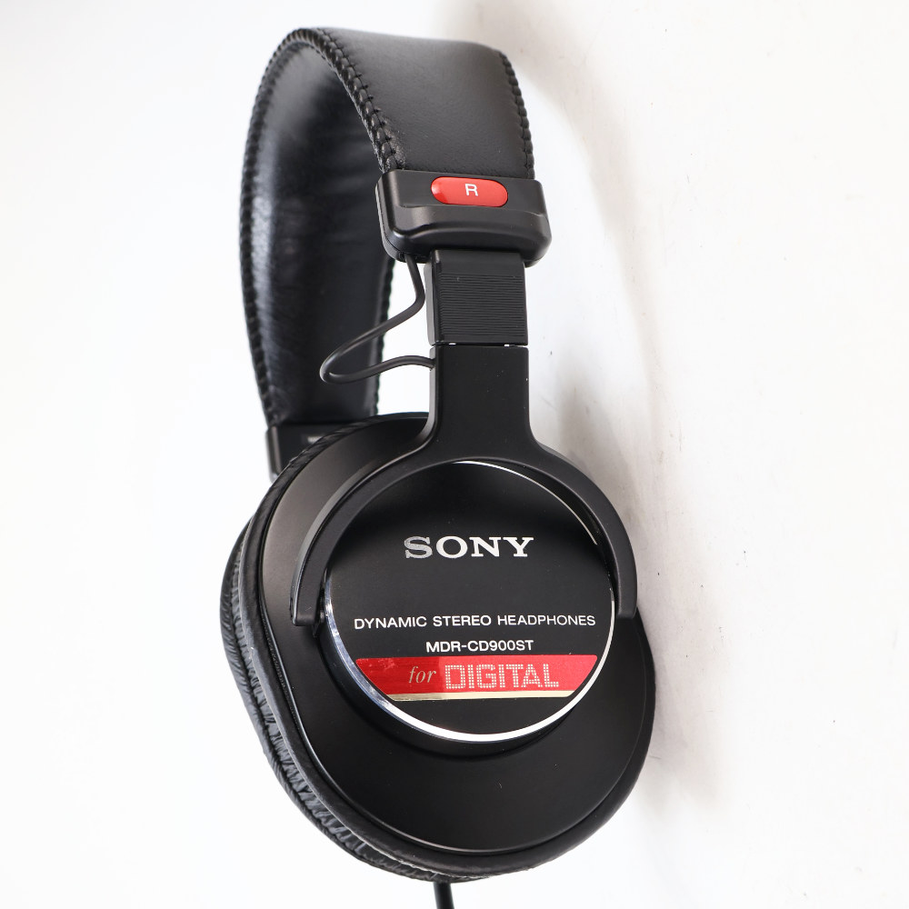 【中古】 ヘッドホン ソニー SONY MDR-CD900ST モニターヘッドホン 本体画像 斜め 