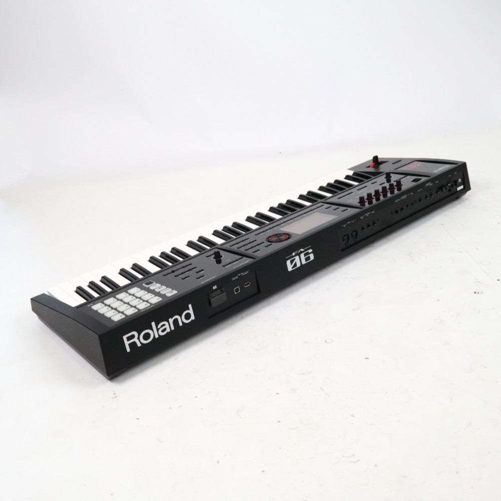 【中古】 ROLAND FA-06 Music Workstation シンセサイザー リア斜めアングル画像