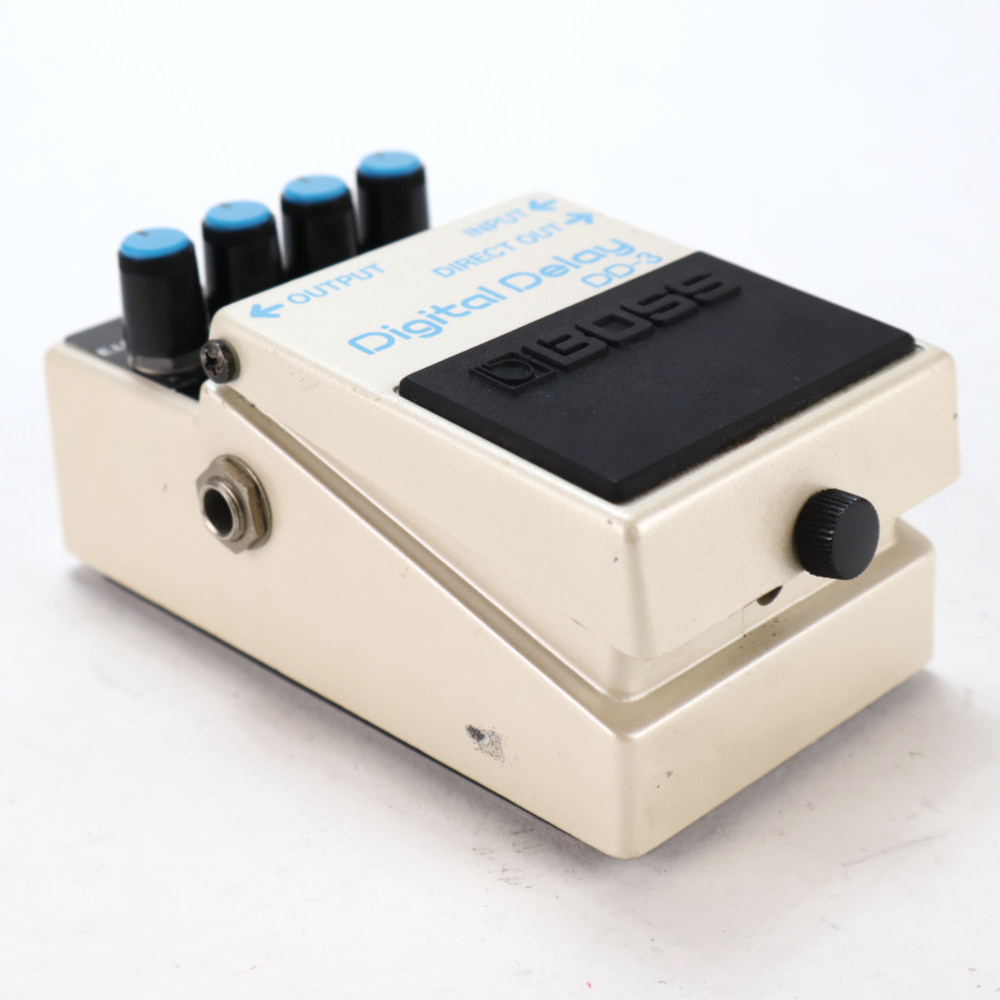 【中古】 デジタルディレイ エフェクター BOSS DD-3 Digtal Delay  MADE IN JAPAN ギターエフェクター ディレイ 斜めアングル画像