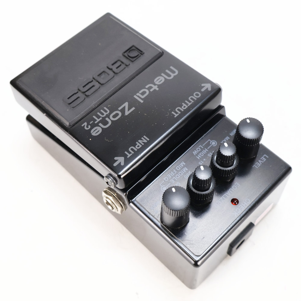 【中古】メタルゾーン エフェクター BOSS MT-2-3A Metal Zone 30周年記念モデル 本体画像 斜め 