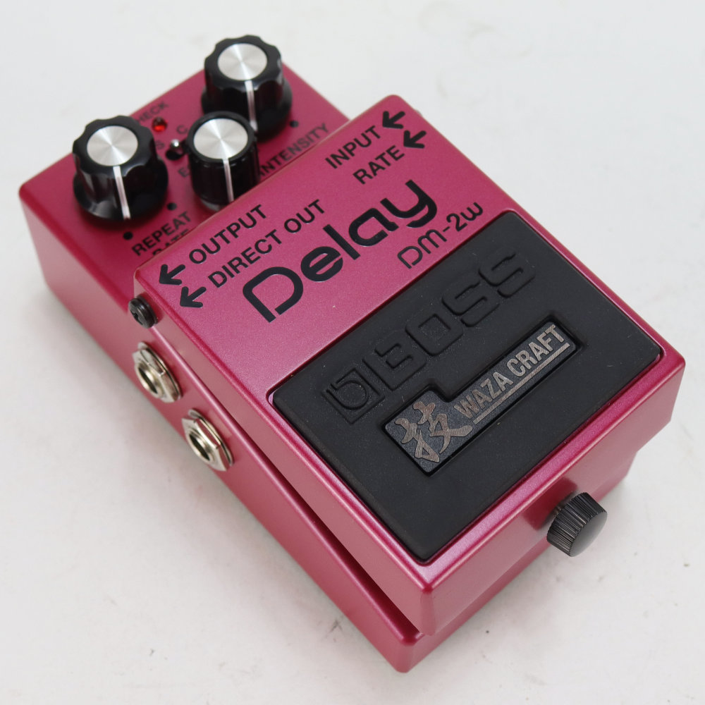 【中古】 アナログディレイ エフェクター BOSS DM-2W Delay WAZA CRAFT ギターエフェクター ディレイ 本体画像 斜め 2