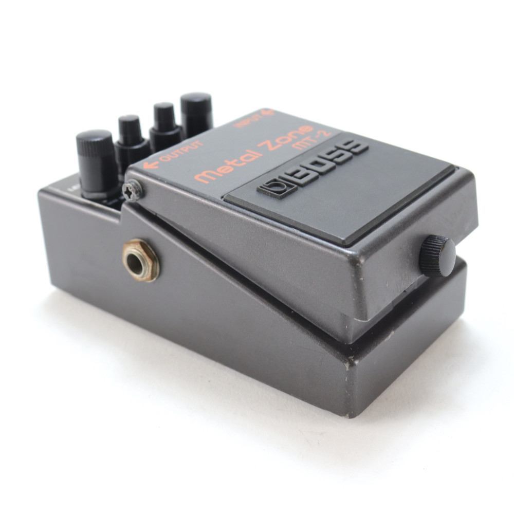【中古】メタルゾーン エフェクター BOSS MT-2 Metal Zone ボス ギターエフェクター 斜めアングル画像