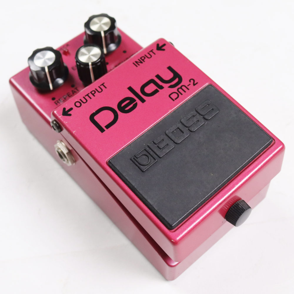 【中古】 アナログディレイ エフェクター BOSS DM-2 Delay Made in Japan 後期モデル ギターエフェクター 本体画像 斜め 2