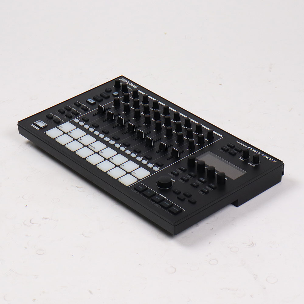 【中古】 ローランド ROLAND MC-707 GROOVEBOX グルーヴボックス 全体