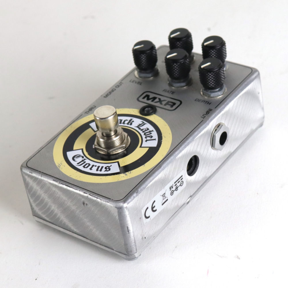 【中古】 コーラス エフェクター MXR ZW38 Black Label Chorus ザックワイルド ギターエフェクター 斜めアングル画像