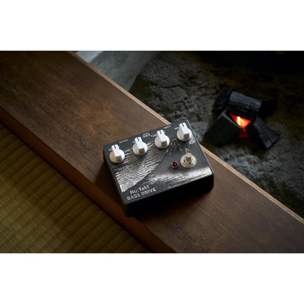 Nu:Tekt by KORG BD-S Bass Driver Nutube真空管を使用したベース用ドライブペダル ライフスタイル画像