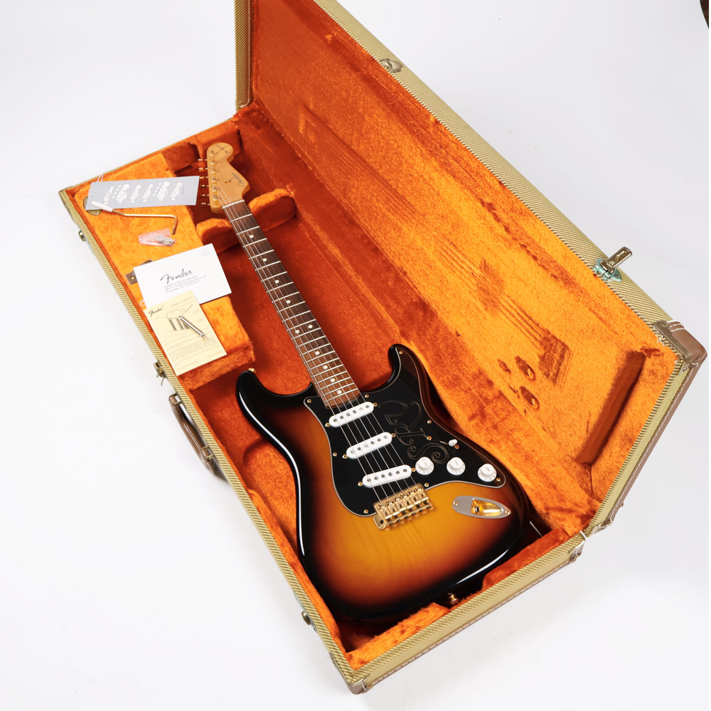 【中古】 エレキギター Fender Stevie Ray Vaughan Stratocaster Pau Ferro Fingerboard 3-Color Sunburst 2006年製 フェンダー スティーヴィー・レイヴォーン ストラトキャスター パーフェロー指板 ケース