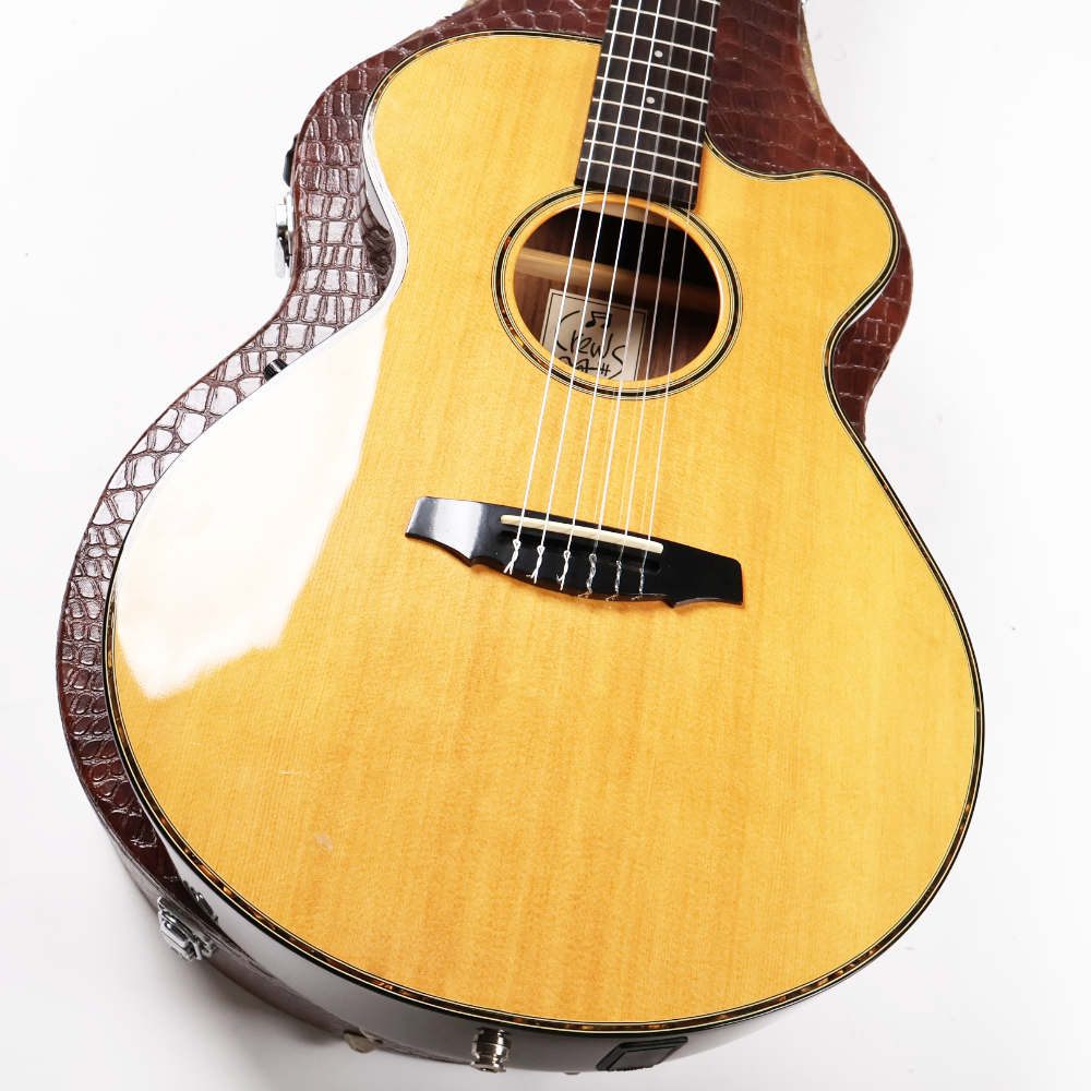 【中古】 エレガットギター Crews Maniac Sound EG1500C Natural カッタウェイ有り 薄型アーチドボディーのピックアップ付き ボディ画像 