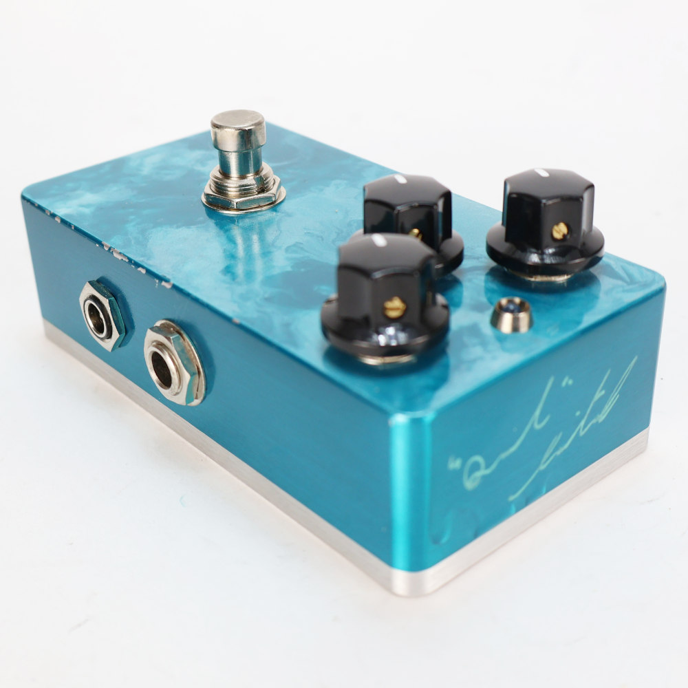 【中古】 オーバードライブ LEQTIQUE レクティーク MAR Quad-L ギターエフェクター 本体画像 斜め 