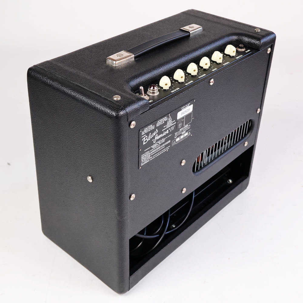 【中古】 Fender Blues Junior IV ギターアンプ コンボ 真空管アンプ 本体画像 斜め 