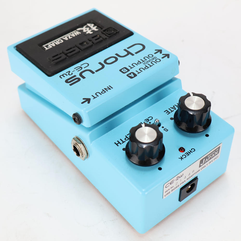 【中古】 BOSS CE-2W CHORUS WAZA-CRAFT コーラス エフェクター 本体画像 斜め