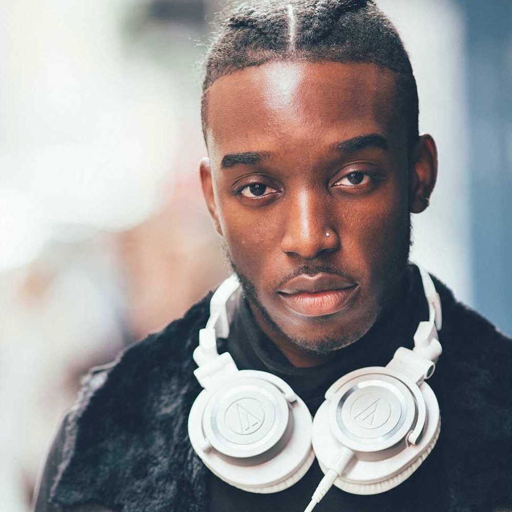 AUDIO-TECHNICA オーディオテクニカ ATH-M50xWH プロフェッショナルモニターヘッドホン オーテク 使用イメージ