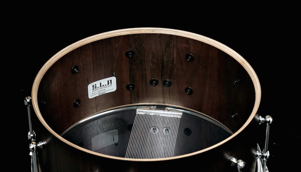 芯のあるアタック感と豊かな胴 鳴りのウォルナットシェルを厚めに 成型し、安定感のある響きを獲得