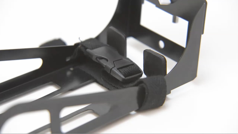 CAJON KICKERは、一本のベルトで足に固定するだけ