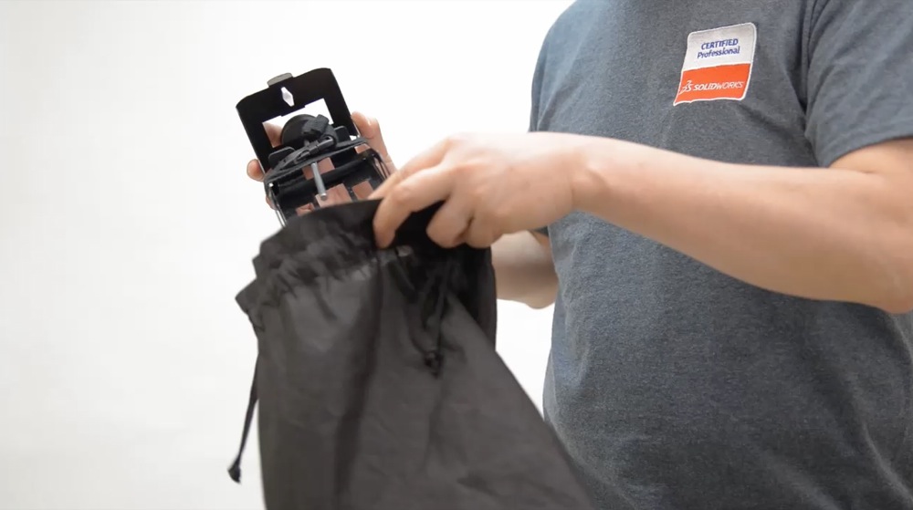 持ち運びに便利な収納袋付き