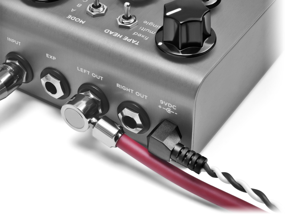 ヘビーデューティーな使用環境を想定し、モールド加工で仕上げています