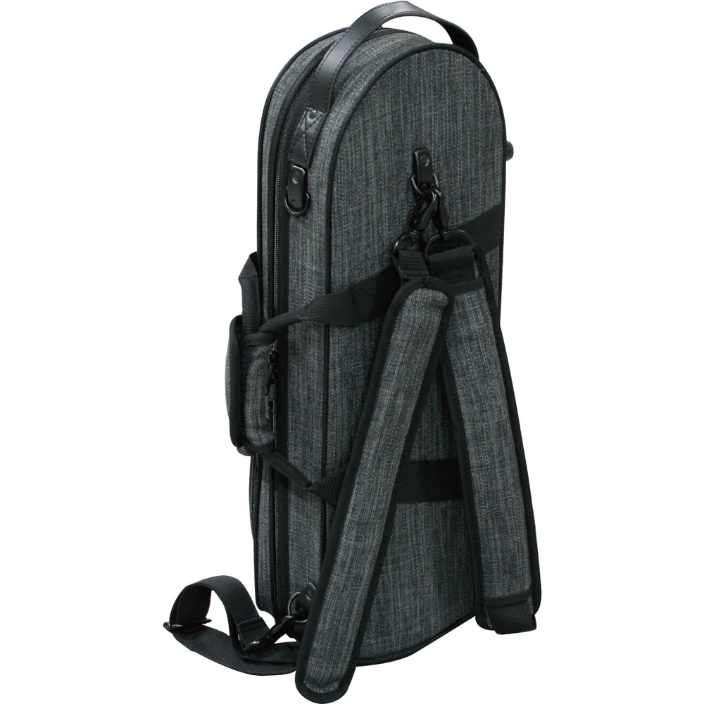 付属のショルダーストラップを利用すれば、斜め掛け、リュックタイプでの使用も可能。更に410x185x25mm の外側ポケットを搭載