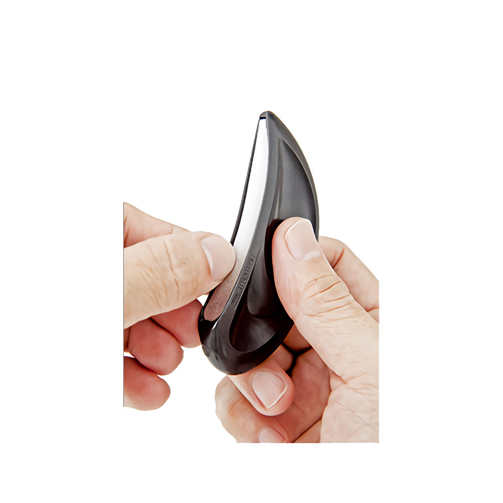 ステンレス鋼を特殊加工したヤスリ表面は鮫肌のようなザラザラとした微粒状。