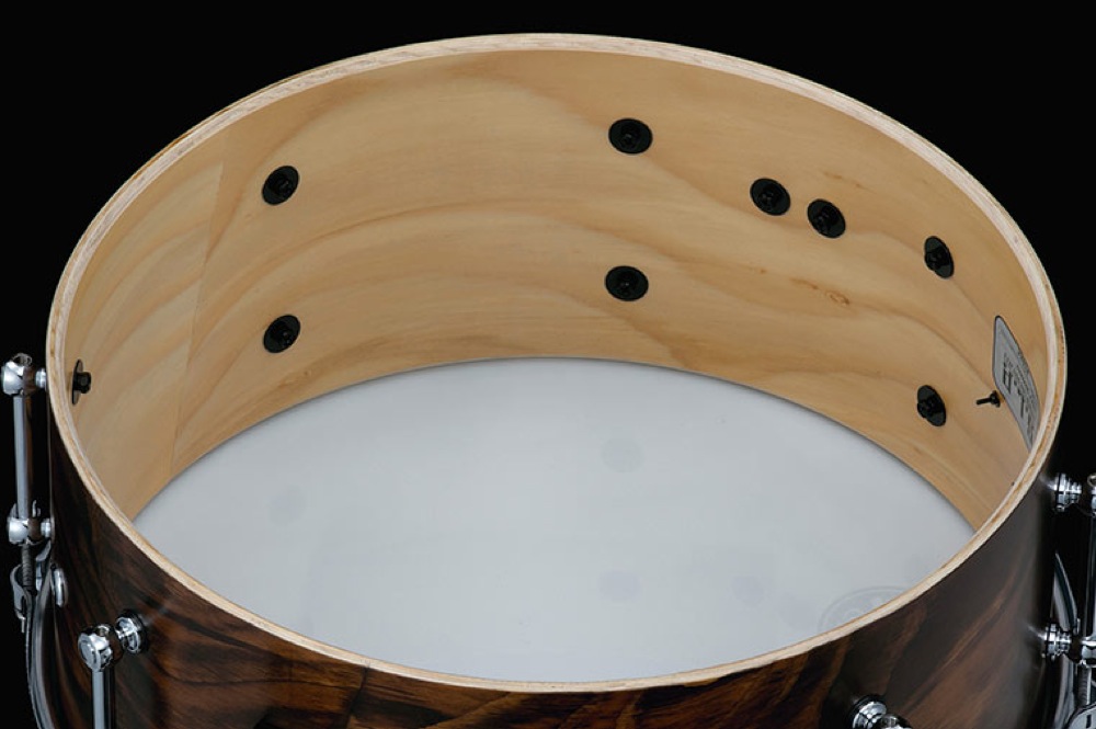 アコースティックギターのトップ材として使われることの多い、スプルースをシェル材に使用