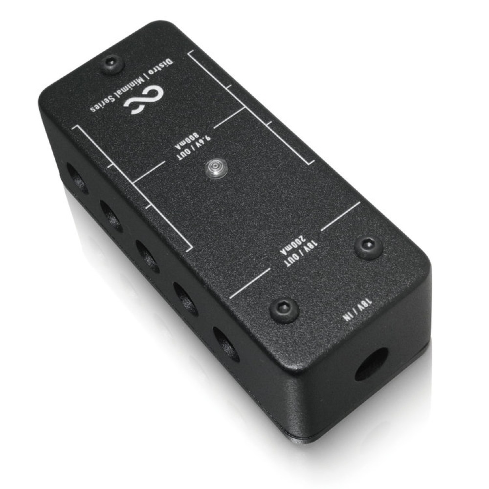 2つのセンターマイナスDC18V出力端子を装備