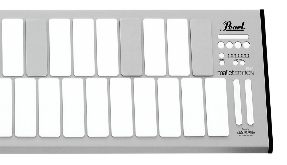 プログラム可能な3つのフェーダー、プログラム可能な4つのボタン、最低音(ダイアトニックスケールC～B)の設定機能およびオクターブ・シフト・ボタンを備えたマスターコントロールセクションを備えています。