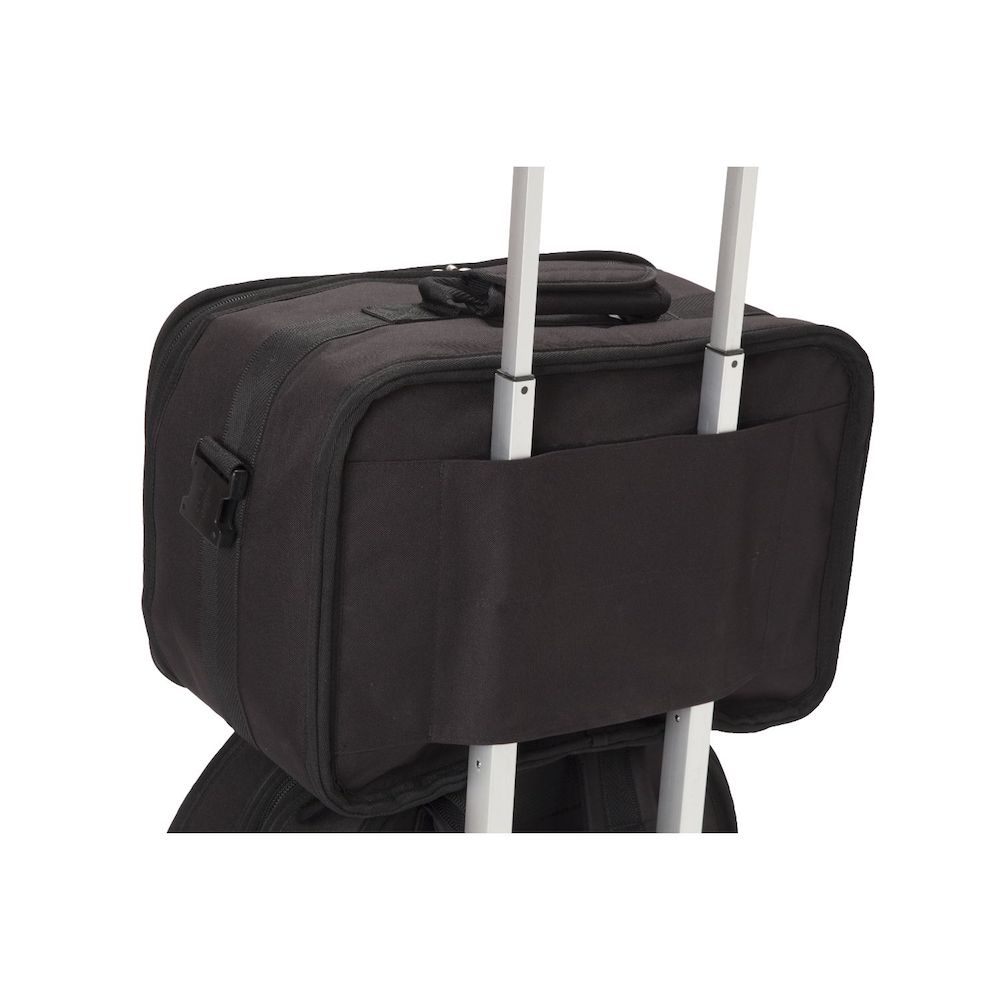 背面には強力なベルクロを採用したキャリーカート用ベルトループがあります。