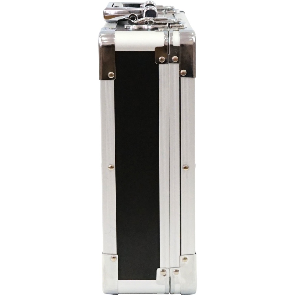 ケースのエッジ部、コーナー部はアルミ素材での補強