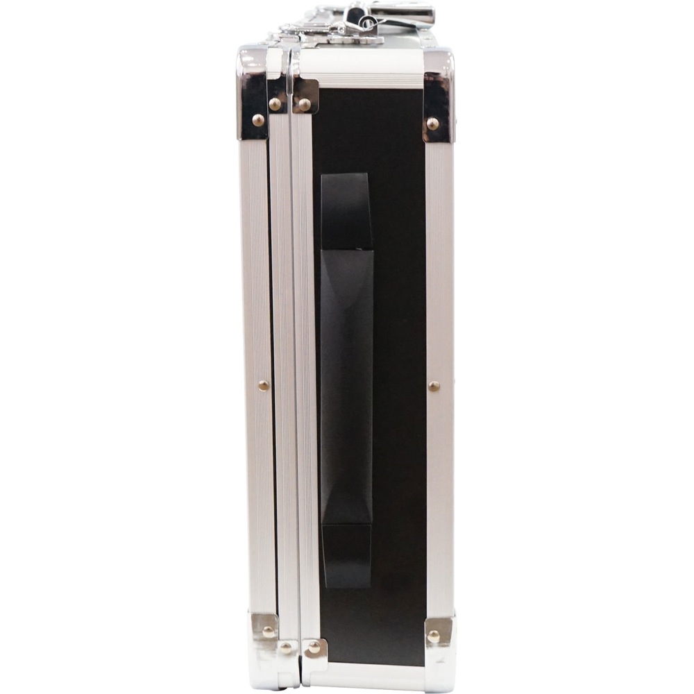 ケースのエッジ部、コーナー部はアルミ素材での補強