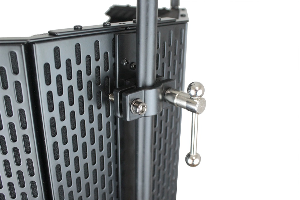 背面に2つのクランプを設けマイクスタンド等のポール状のスタンドにしっかりと固定出来るため安定感があります。