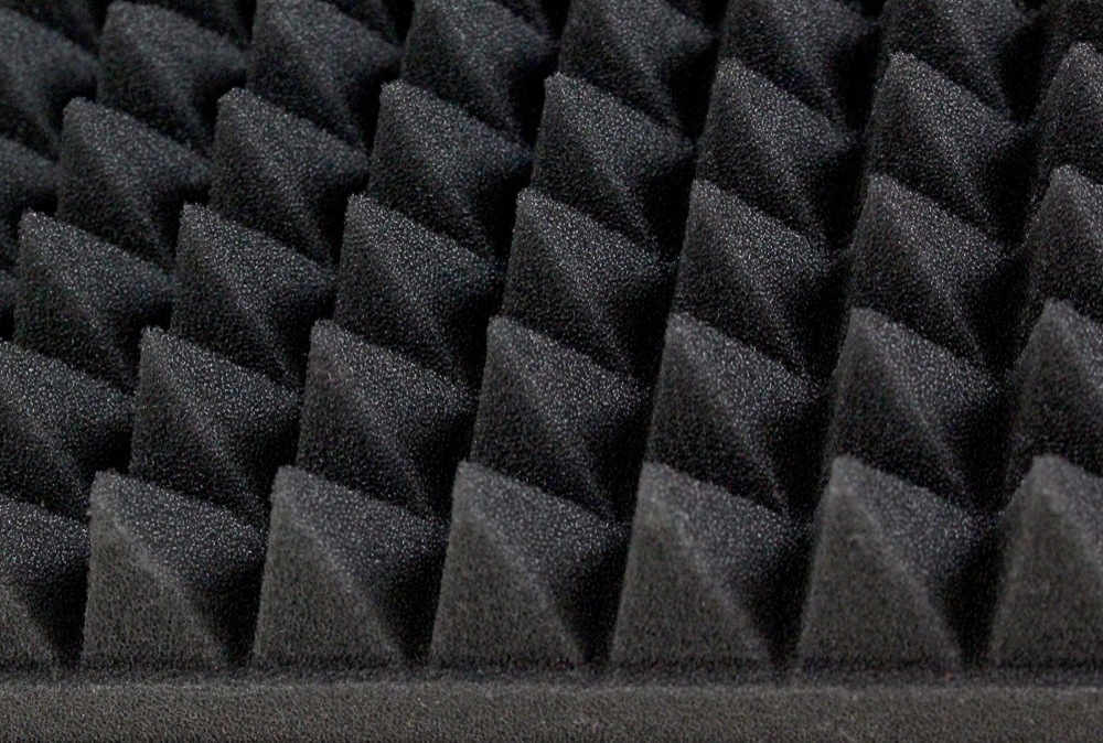 吸音性の高い凹凸のあるフォームを採用