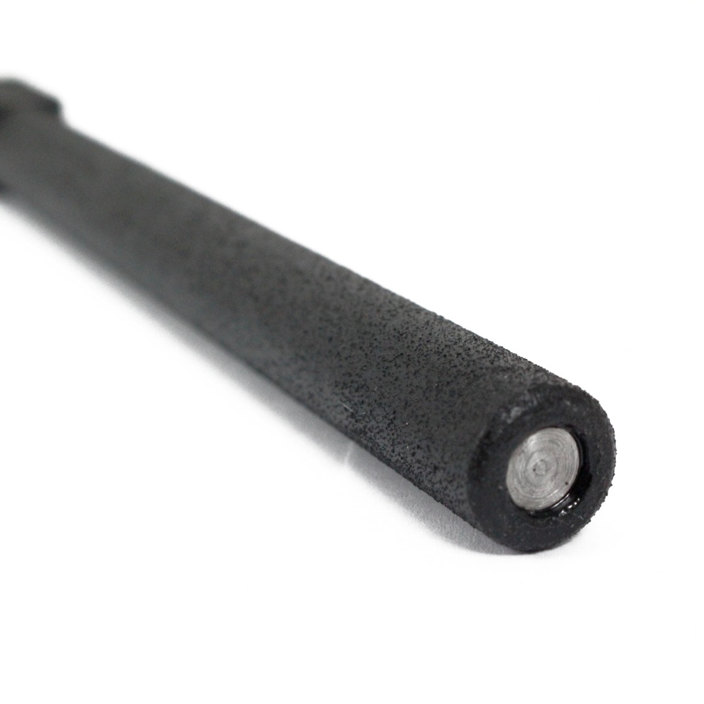 持ち手側に重りを仕込み、重量バランスをとる事で高い操作性を実現。