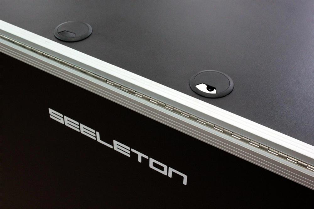 天板中央には2箇所のケーブルホールを設置